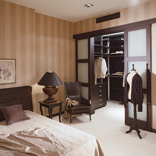 Diseño de dormitorio principal, tradicional renovado, grande, con paredes beige, suelo blanco y moqueta