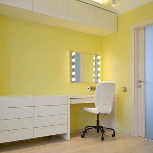 Diseño de dormitorio principal, contemporáneo, pequeño, sin chimenea, con paredes amarillas, suelo laminado y suelo beige