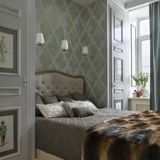 Klassisches Gästezimmer mit bunten Wänden, braunem Holzboden und braunem Boden in Moskau