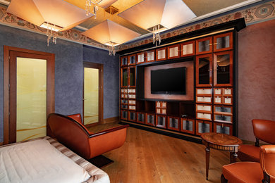 Свежая идея для дизайна: большая гостевая спальня (комната для гостей) в викторианском стиле с фиолетовыми стенами и оранжевым полом без камина - отличное фото интерьера