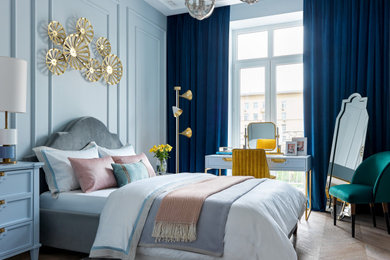 Modelo de dormitorio principal tradicional renovado de tamaño medio con paredes azules, suelo de madera en tonos medios, suelo marrón y bandeja