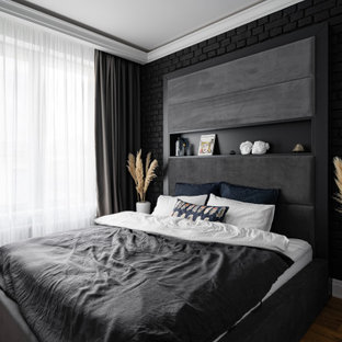 Mittelgroßes Modernes Hauptschlafzimmer mit schwarzer Wandfarbe, braunem Holzboden, eingelassener Decke und Ziegelwänden in Sankt Petersburg