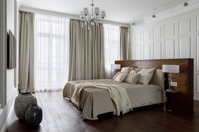 На фото: хозяйская спальня в стиле неоклассика (современная классика) с белыми стенами, темным паркетным полом и коричневым полом с
