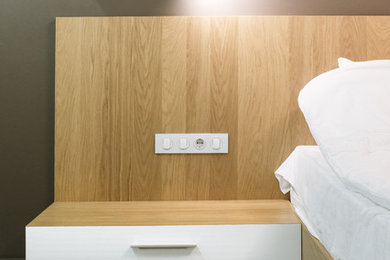 Стильный дизайн: хозяйская спальня среднего размера в современном стиле с коричневыми стенами и светлым паркетным полом без камина - последний тренд