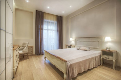 На фото: хозяйская спальня среднего размера в классическом стиле с бежевыми стенами и светлым паркетным полом с