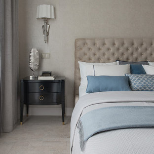 Foto de dormitorio principal, clásico renovado, de tamaño medio, con paredes beige, suelo de corcho y suelo blanco
