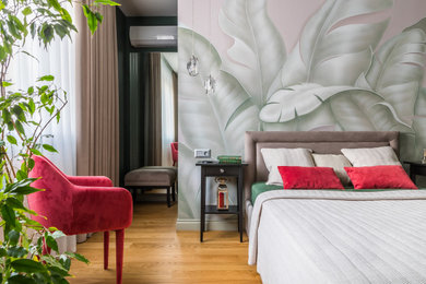 Стильный дизайн: хозяйская спальня среднего размера в стиле неоклассика (современная классика) с серыми стенами, коричневым полом и обоями на стенах - последний тренд