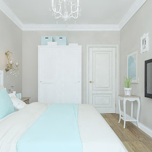 Kleines Landhausstil Hauptschlafzimmer mit beiger Wandfarbe, braunem Boden und Laminat in Sonstige