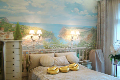 На фото: хозяйская спальня в классическом стиле с бежевыми стенами и деревянным полом без камина