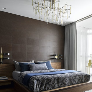 Modelo de dormitorio contemporáneo, grande, con paredes marrones, suelo de madera oscura y suelo marrón
