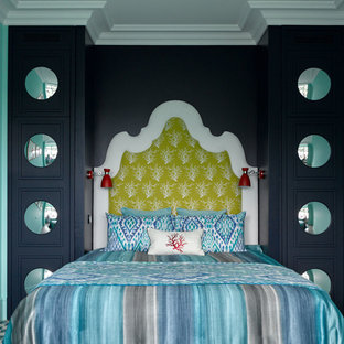 Diseño de dormitorio principal, bohemio, grande, con suelo de baldosas de cerámica, suelo azul y paredes azules