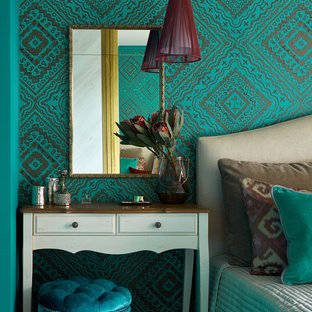 Modelo de dormitorio principal, ecléctico, de tamaño medio, con suelo de madera oscura y paredes multicolor