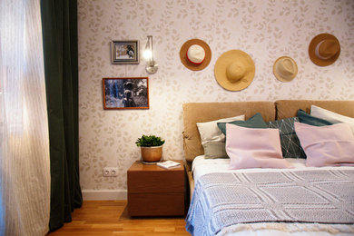 Пример оригинального дизайна: хозяйская спальня среднего размера в скандинавском стиле с белыми стенами, паркетным полом среднего тона и желтым полом