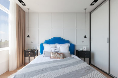 Ejemplo de dormitorio principal actual de tamaño medio sin chimenea con suelo de madera clara, suelo beige y paredes grises