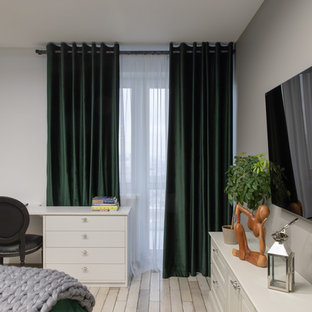 Foto de dormitorio principal, industrial, pequeño, con paredes marrones, suelo de baldosas de porcelana y suelo gris
