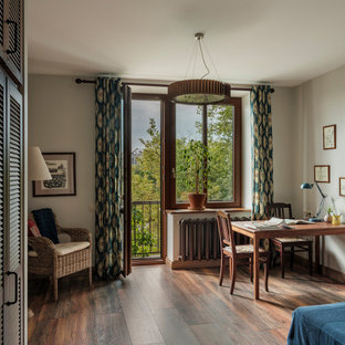 Schlafzimmer mit grauer Wandfarbe und Laminat in Moskau