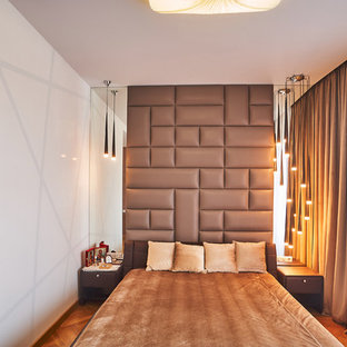 Foto de dormitorio principal, actual, de tamaño medio, con paredes marrones, suelo de madera clara y suelo amarillo
