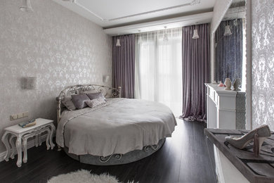 На фото: хозяйская спальня среднего размера в современном стиле с серыми стенами, темным паркетным полом, стандартным камином и фасадом камина из штукатурки с