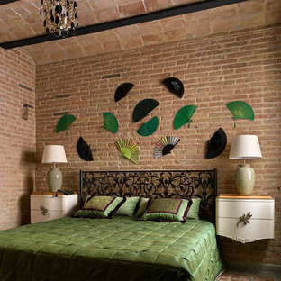 Imagen de dormitorio principal, mediterráneo, de tamaño medio, sin chimenea, con paredes marrones, suelo de baldosas de cerámica y suelo marrón