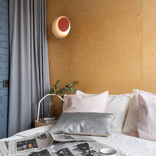 Ejemplo de dormitorio principal, actual, pequeño, con paredes beige, suelo laminado y suelo blanco