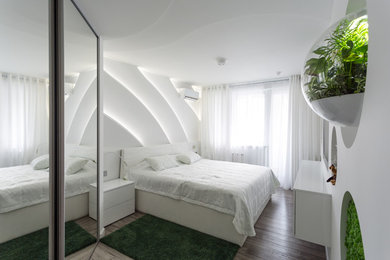 モスクワにある中くらいなコンテンポラリースタイルのおしゃれな主寝室 (白い壁、竹フローリング、暖炉なし、グレーの床) のレイアウト