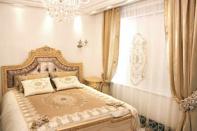 Großes Hauptschlafzimmer mit weißer Wandfarbe und Porzellan-Bodenfliesen in Moskau