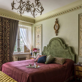 Imagen de dormitorio principal, clásico, de tamaño medio, con paredes verdes, suelo de madera en tonos medios y suelo beige
