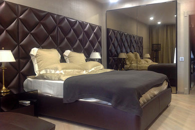Идея дизайна: хозяйская спальня в стиле неоклассика (современная классика) с бежевыми стенами и светлым паркетным полом