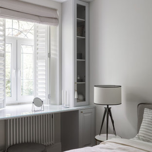 Ispirazione per una camera matrimoniale scandinava di medie dimensioni con pareti grigie, pavimento in vinile, pavimento marrone, soffitto a cassettoni e letto davanti alla finestra