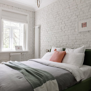 Mittelgroßes Nordisches Hauptschlafzimmer mit weißer Wandfarbe, Vinylboden, braunem Boden und Ziegelwänden in Sankt Petersburg