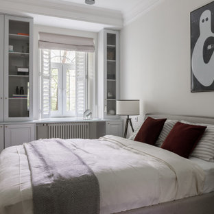 Mittelgroßes Skandinavisches Hauptschlafzimmer mit grauer Wandfarbe, Vinylboden und braunem Boden in Sankt Petersburg