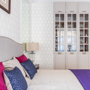 Esempio di una grande camera matrimoniale chic con pareti beige, pavimento in legno massello medio e pavimento giallo
