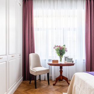 Aménagement d'une grand chambre parentale classique avec un mur beige, un sol en bois brun et un sol jaune.