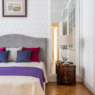 Imagen de dormitorio principal, clásico, grande, con paredes beige, suelo de madera en tonos medios y suelo amarillo