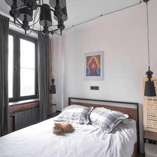 Kleines Industrial Hauptschlafzimmer mit weißer Wandfarbe, Laminat und braunem Boden in Moskau