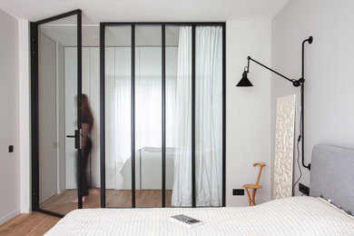 Стильный дизайн: хозяйская спальня среднего размера в современном стиле с серыми стенами и паркетным полом среднего тона - последний тренд