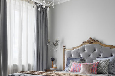 Свежая идея для дизайна: хозяйская спальня в классическом стиле с серыми стенами, светлым паркетным полом и бежевым полом - отличное фото интерьера