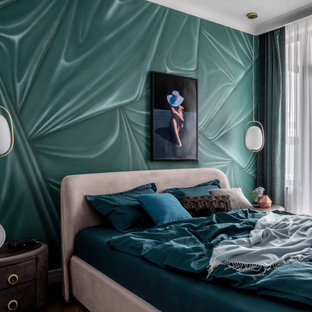 Foto de dormitorio principal, clásico renovado, de tamaño medio, sin chimenea, con paredes verdes, suelo de madera en tonos medios y suelo marrón