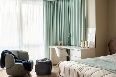 Источник вдохновения для домашнего уюта: хозяйская спальня в современном стиле с бежевыми стенами, светлым паркетным полом, бежевым полом и синими шторами