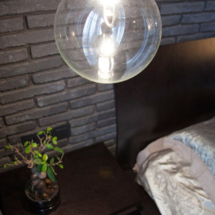 Diseño de dormitorio principal, industrial, pequeño, sin chimenea, con paredes grises, suelo de corcho y suelo marrón