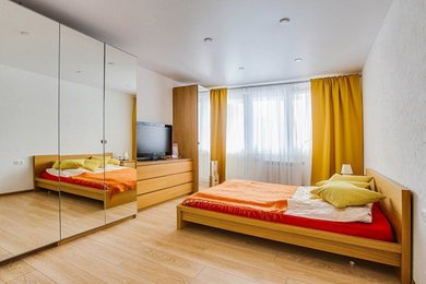 モスクワにあるコンテンポラリースタイルのおしゃれな寝室のインテリア