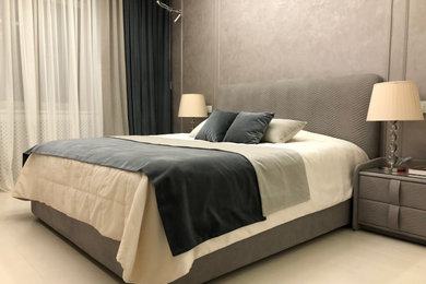 Источник вдохновения для домашнего уюта: хозяйская спальня среднего размера в стиле неоклассика (современная классика) с серыми стенами