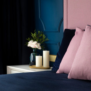 Diseño de dormitorio minimalista, de tamaño medio, con paredes azules