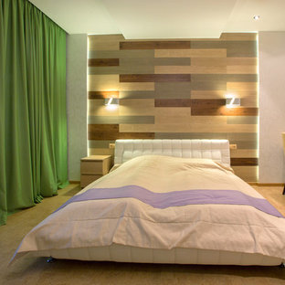 Foto de dormitorio principal, actual, grande, con paredes blancas, suelo de corcho y suelo beige