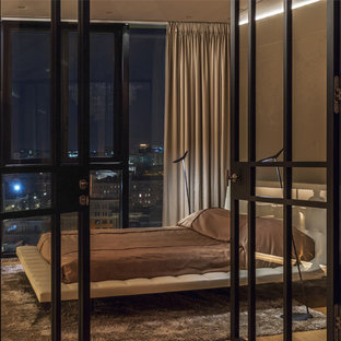 Foto de dormitorio principal, actual, con paredes beige y suelo de madera clara