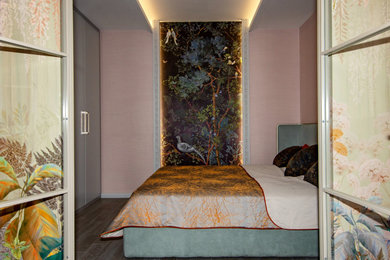 На фото: хозяйская спальня среднего размера в стиле лофт с розовыми стенами, паркетным полом среднего тона, серым полом, обоями на стенах и акцентной стеной