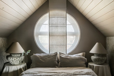 Esempio di una camera matrimoniale minimal con pareti beige