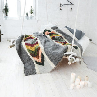 Foto di una camera da letto scandinava di medie dimensioni con pareti bianche, pavimento in laminato, camino ad angolo, cornice del camino in metallo e pavimento bianco