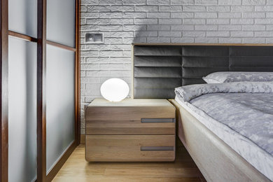 Diseño de dormitorio tipo loft industrial pequeño con paredes blancas y suelo de madera en tonos medios