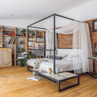 Diseño de dormitorio principal, industrial, con paredes rojas, suelo de madera en tonos medios y suelo amarillo